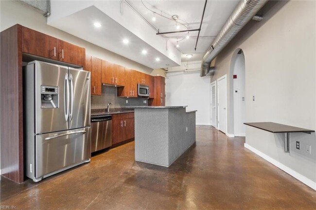 Building Photo - 412 St Pauls Blvd