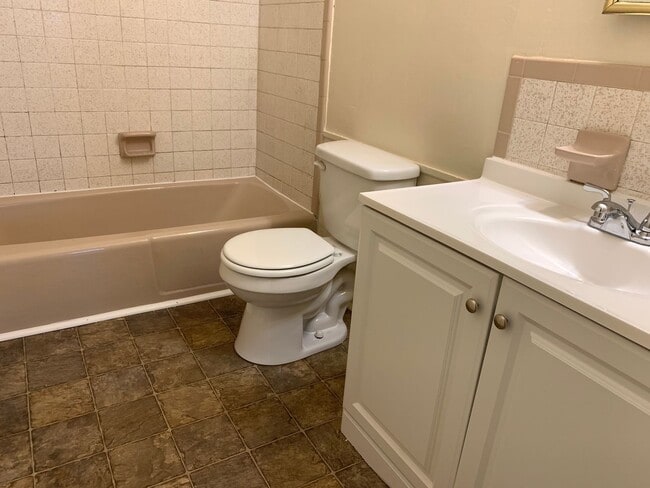 Building Photo - End Unit Townhome off Old Forest Road