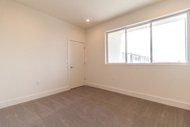 Building Photo - Stunning 2/2.5 multi-level Skybridge Lofts...