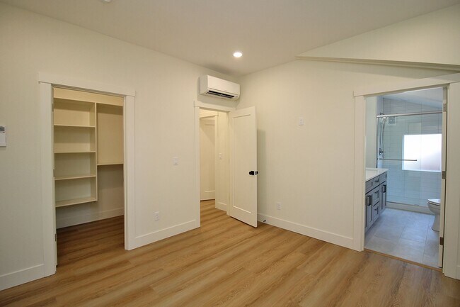 Building Photo - 4660-4660 SW Fairvale Ct