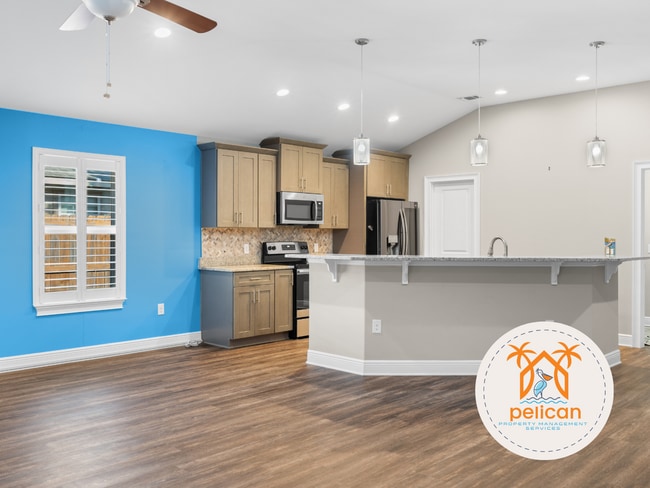 Building Photo - Stunning Home in East Navarre