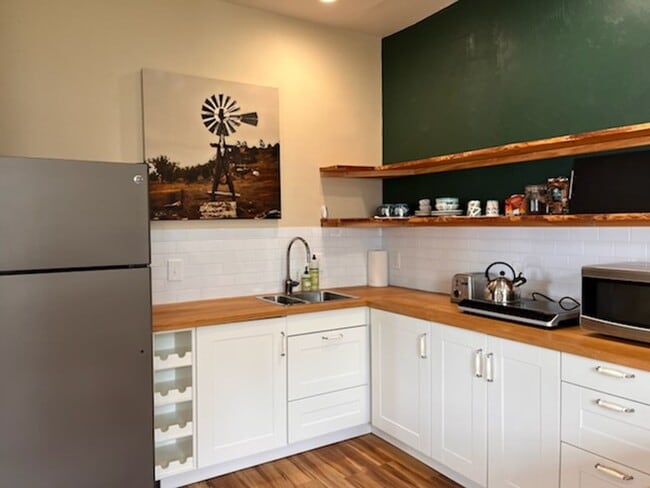 Building Photo - Fully Furnished House plus Mother-in-law suite - Lake Views & Access - Winter Rental Only