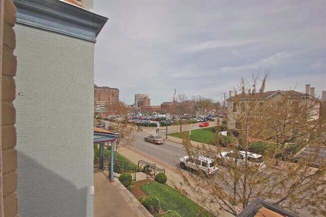Building Photo - 275 S Limestone
