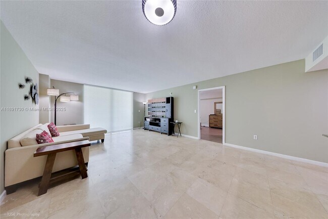 Building Photo - 1200 Brickell Bay Dr