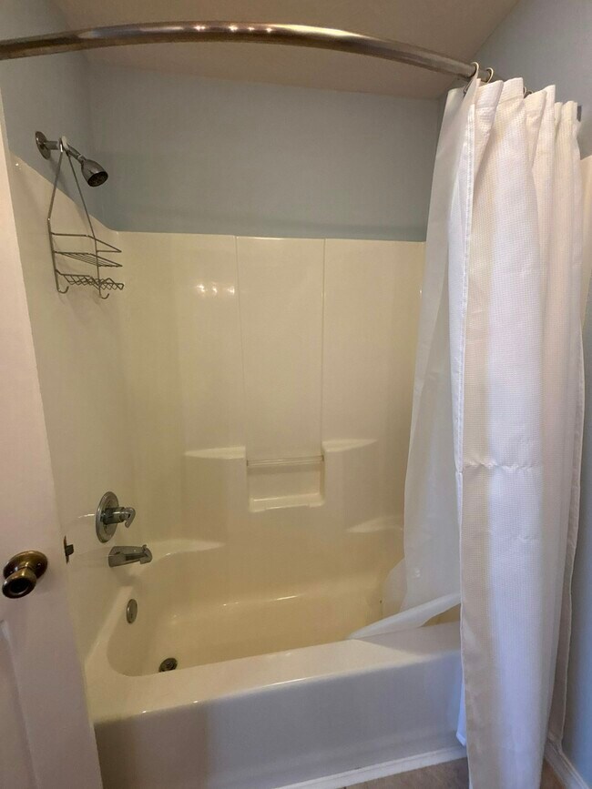 Building Photo - 812 E Spring Dr