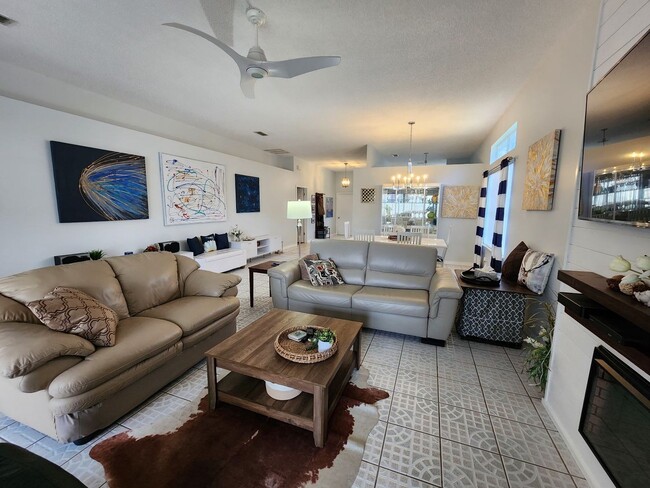 Building Photo - Beautifully Furnished Seagate Home on the ...