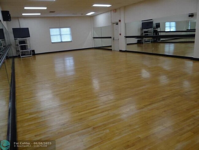 Building Photo - 16491 Blatt Blvd