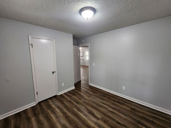 Building Photo - 709 W Creek Cir