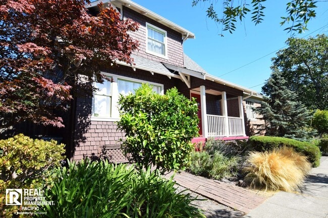 Building Photo - Cozy 3 Bedroom Near 4th Street - Ready to move in!