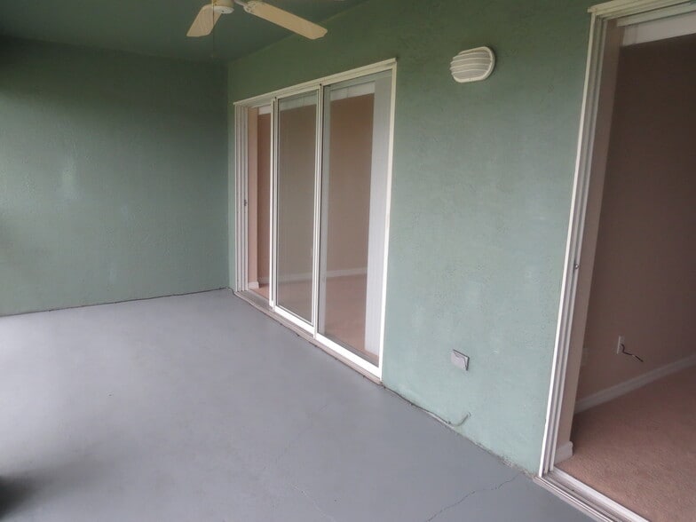 Sliders to livingroom - 514 Northeast 24th Place