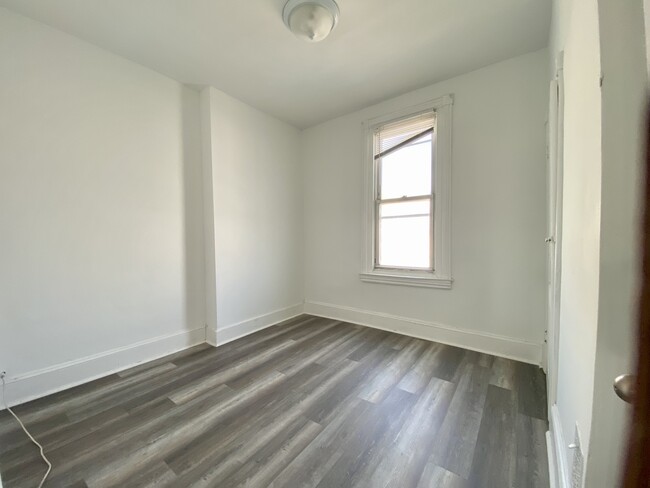 rear bedroom - 2826 Cedar St