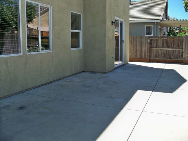 Building Photo - 2801 Amir Dr