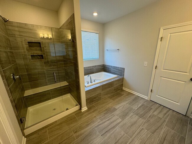 Building Photo - LIKE-NEW 4 Bed/4 Bath in N. Raleigh!