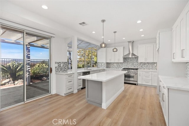 Building Photo - 2 Crystalglen