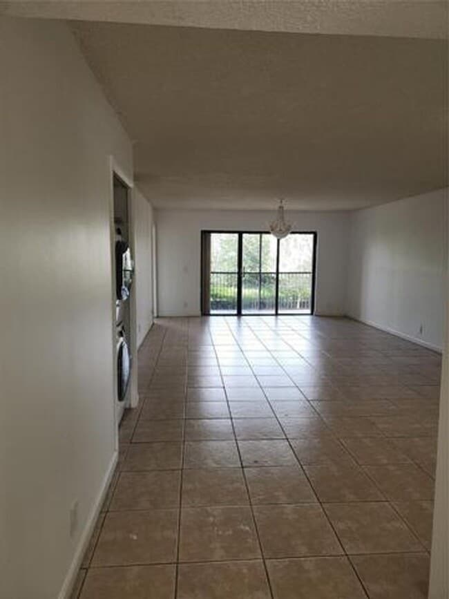 Building Photo - 390 Racquet Club Rd