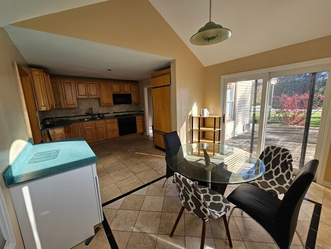 Building Photo - 1N670 River Dr