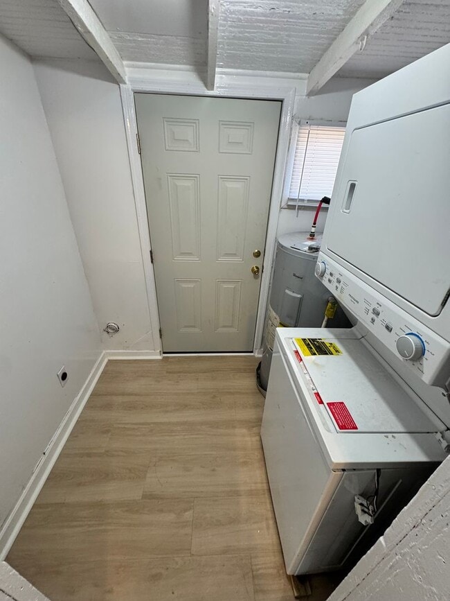 Building Photo - Beautiful 2 bed 2 bath house in Churchill