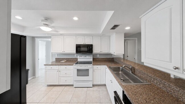 Building Photo - 2 Bedroom Home with Community Pool for Rent in Sebring, FL