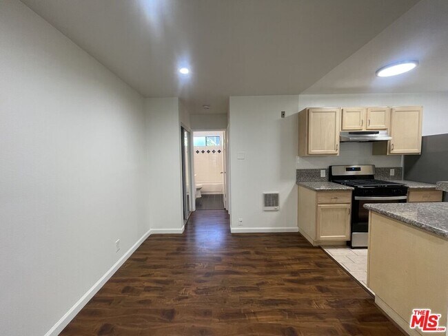 Building Photo - 1531 N Detroit St