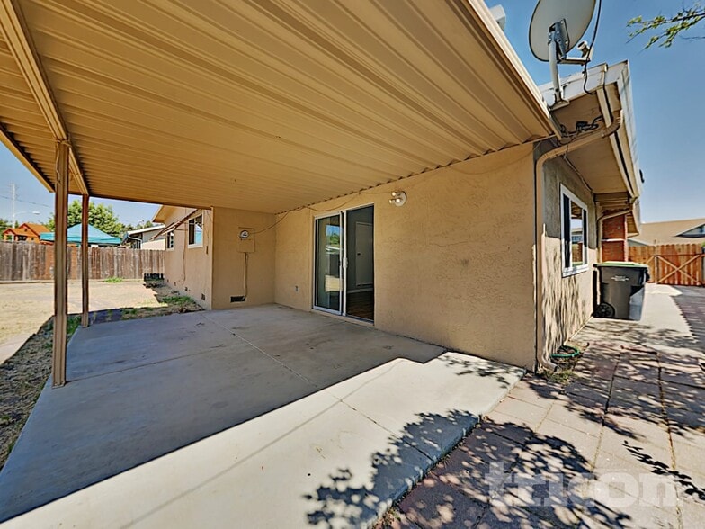 Building Photo - 402 E Pacific Ave