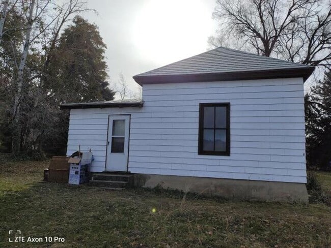 Building Photo - Historic Home On Large 1 Acre Property