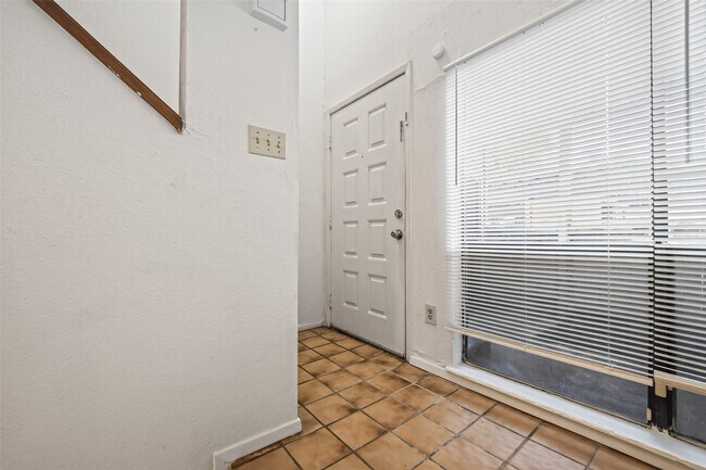Building Photo - 9435 Pagewood Ln