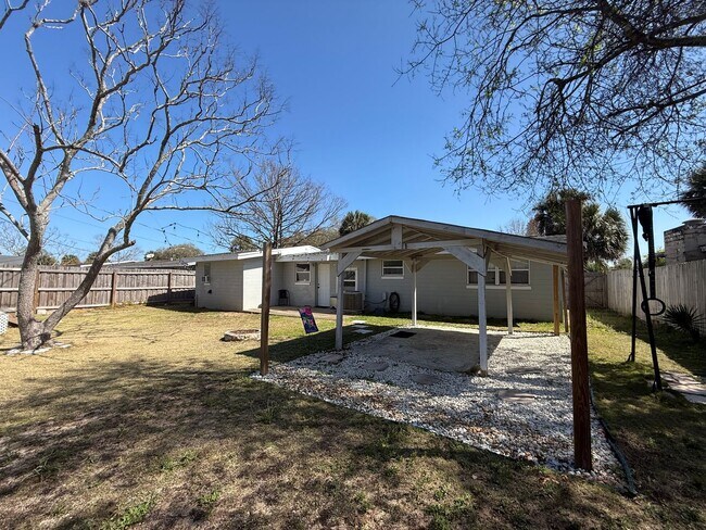 Building Photo - Great Location-3 Bedroom Daytona Beach Home w/Large AMAZING Backyard! Available on 5/1/26