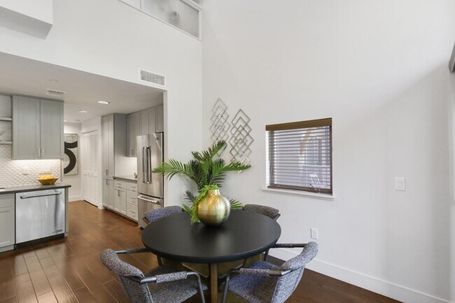 Building Photo - Gorgeous townhouse