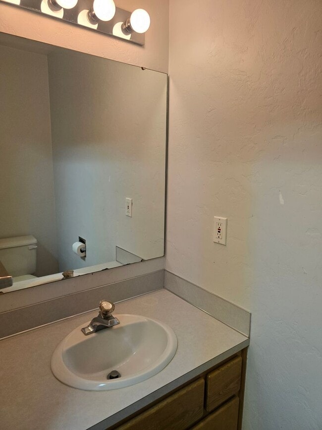 Building Photo - 2 Bedroom in Excellent Location!
