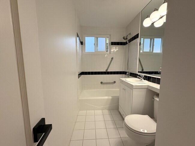 Building Photo - Charming Palo Alto Home with Renovated Kitchen & Spacious Backyard