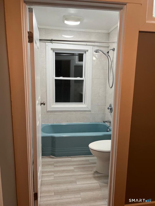 Building Photo - 10 Bank St