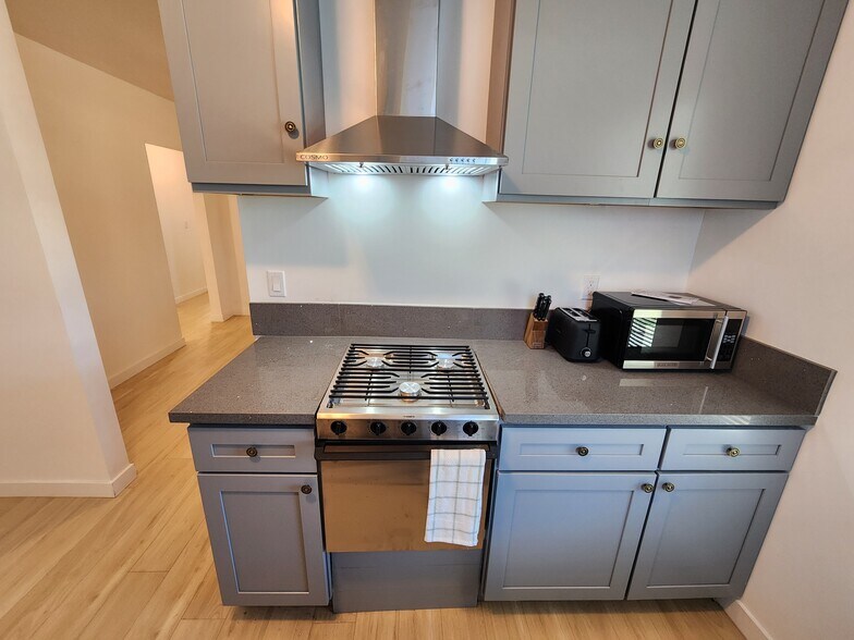 Building Photo - 9682 Sunland Blvd