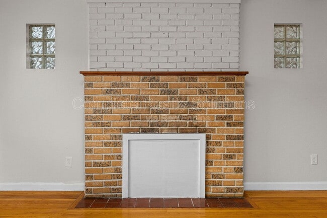 Building Photo - 375 Adrian Dr