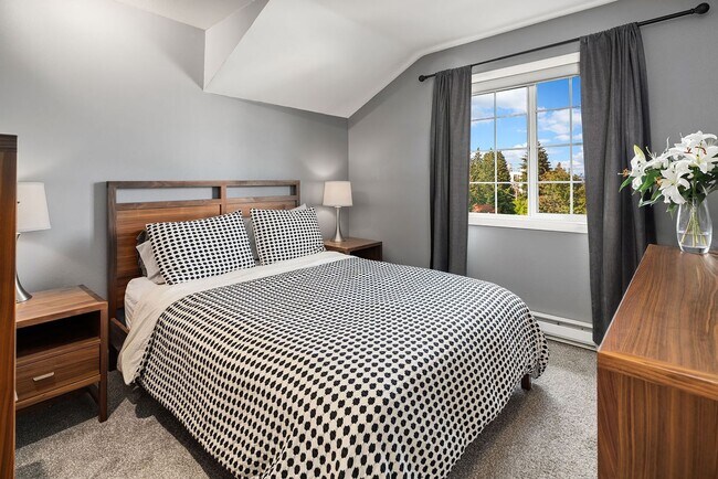 Building Photo - Top Floor Condo with Skyline Views in Merc...