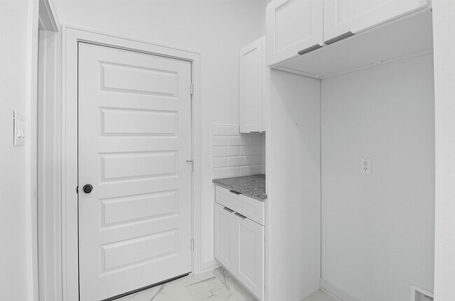 Building Photo - 2927 El Fenice Ln