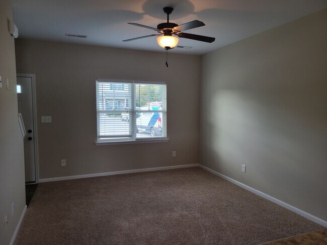 Building Photo - 2 Bedroom, 2.5 Bath Townhouse located in S...