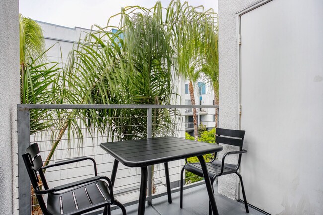 Building Photo - 5535 Westlawn Ave