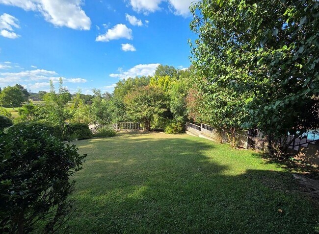 Building Photo - FOR LEASE!!