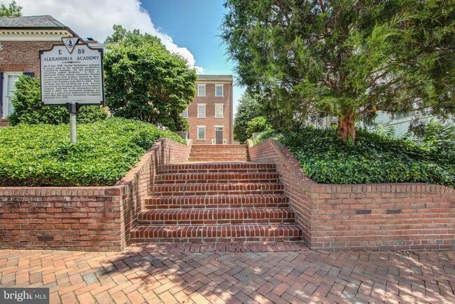 Building Photo - 906 S Washington St