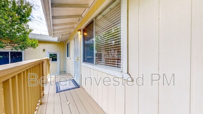 Building Photo - 832 S Orchard Ave