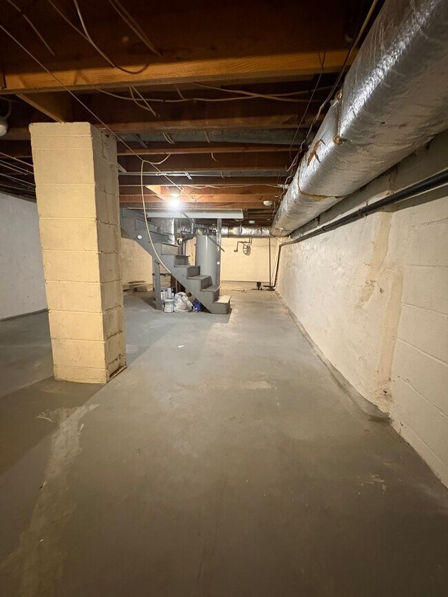 Building Photo - 914 N Eden St