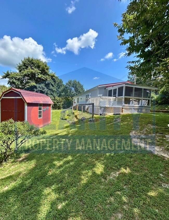 Building Photo - Three bedroom home w/ screened in porch!