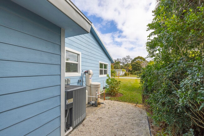 Building Photo - 1036 NE Wright Ave