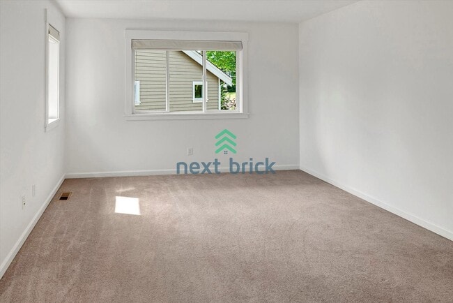 Building Photo - Spacious Home in Desirable Bellevue Neighb...