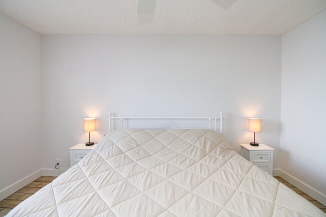 Building Photo - ** 2/2 FIRST FLOOR EMERALD LAKES BEAUTY RE...
