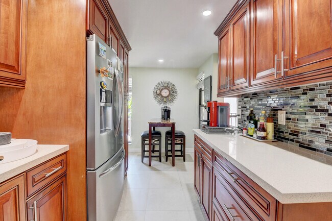 Building Photo - 19 Royal Palm Way