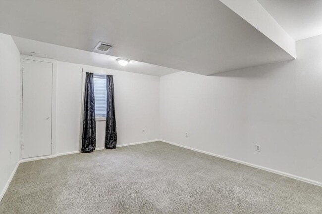 Building Photo - 2860 S Golden Way