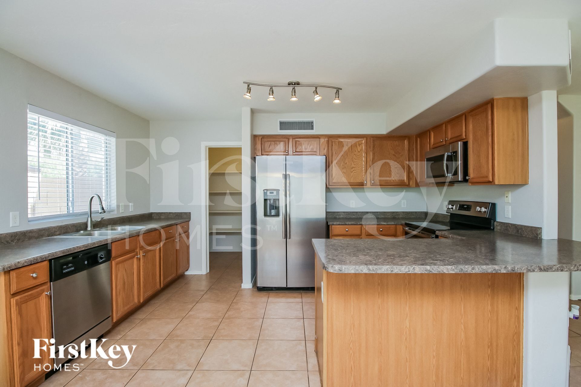 Building Photo - 3941 E Esplanade Ave