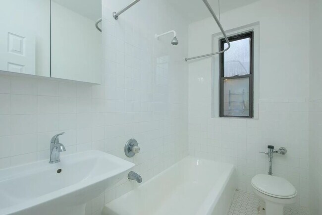Building Photo - Charming 1-Bedroom Sponsor Unit in Kingsbr...