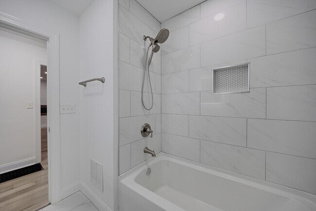 Building Photo - 593 Lynnhaven Dr SW